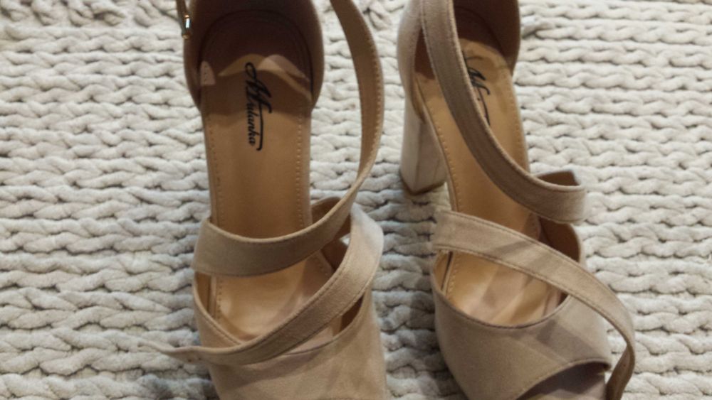 Sandały beżowe rozm.40 j.Nowe