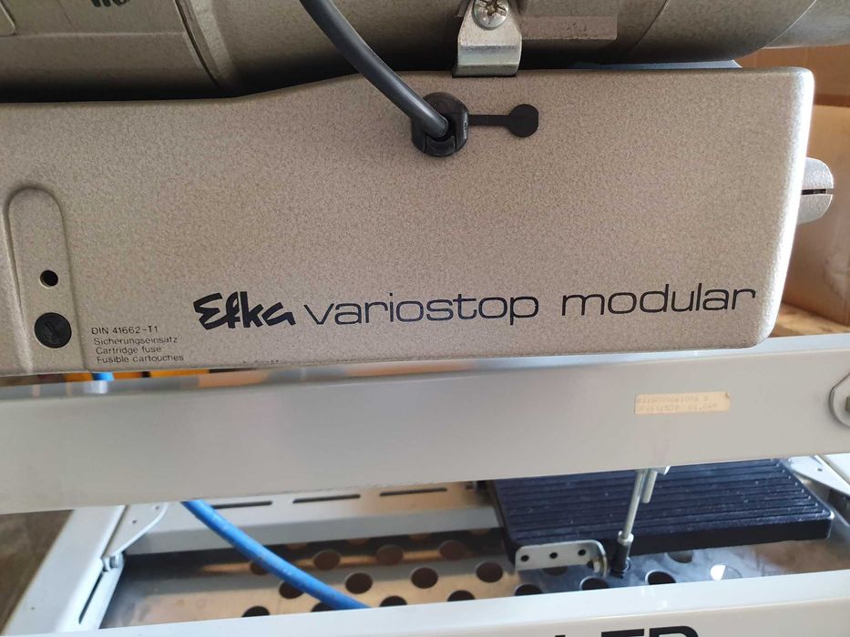 Máquina de costura industrial "Adler"