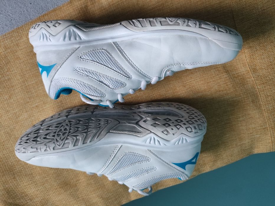 Buty sportowe Mizuno Lightning star jr rozmiar 37, wkładka 23,5 cm