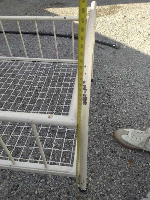 Cama de bebé antiga em ferro