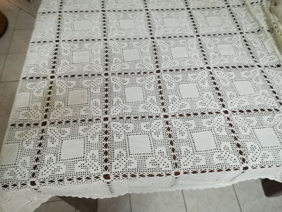 Toalhas e colchas em croché, renda, bordadas, com aplicações