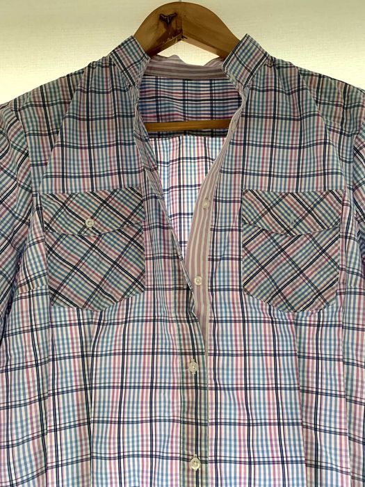 Camisa de riscas azul e rosa