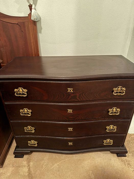 Cómoda em madeira maciça