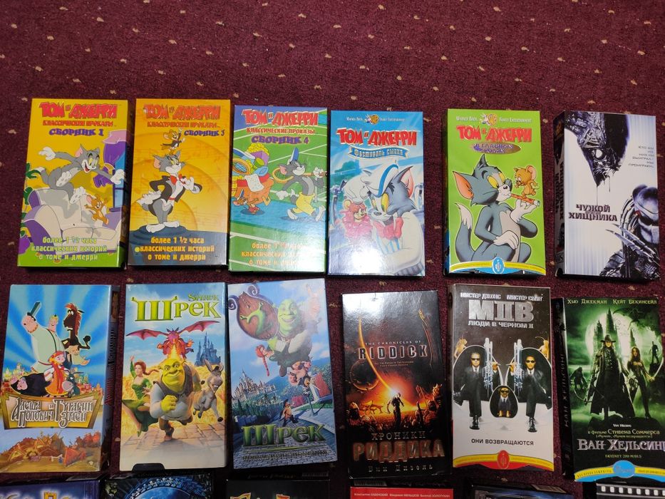 Видеомагнитофон Sharp и 30 касет