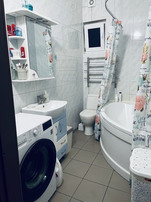 Продається  квартира в приватному будинку одноповерховому є генератор)