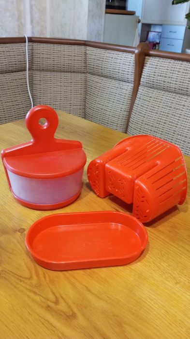 Набір  для кухні- сільничка, хлібниця, органайзер ,чайник.Ціна за все.