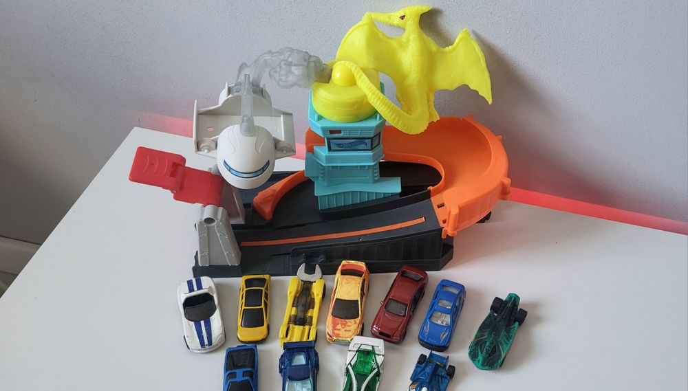 Hot Wheels City - Ptero-port - Atak pterodaktyla + 11 samochodów