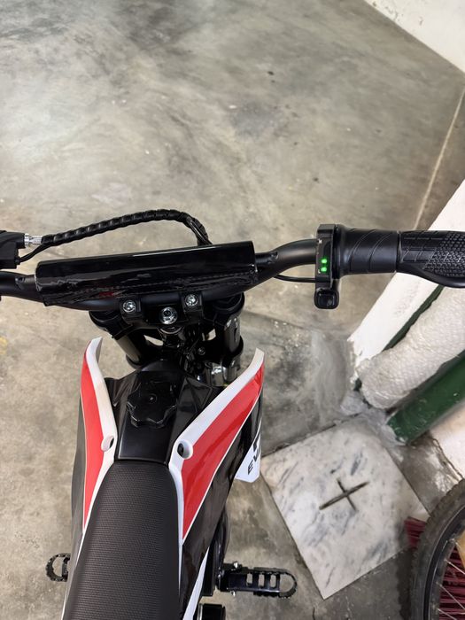 Vendo moto de crianca bateria nova