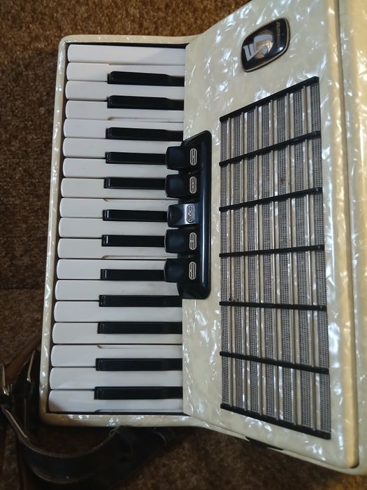 Akordeon Weltmeister Stella 60 bas