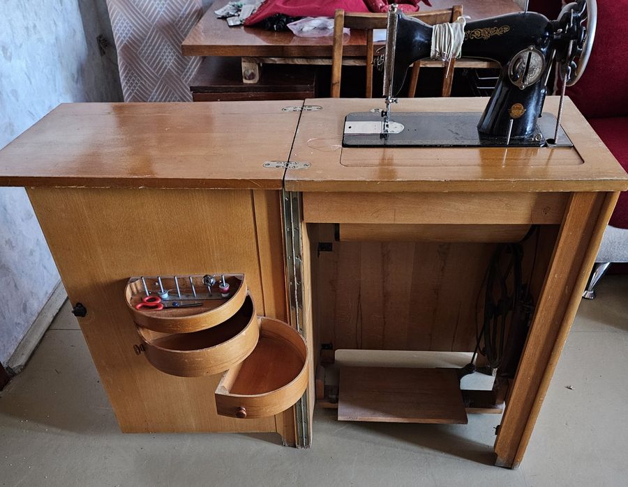 Старинная раритетная швейная ножная машина с тумбочкой 1958 года