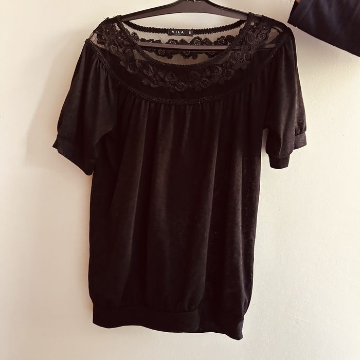Piękna bluzka z krótkim rękawem VILA rozm. 38 S koronka czarna top