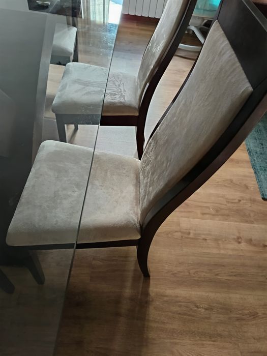 Conjunto de mesa e cadeiras em bom estado