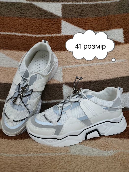 Нові жіночі кросівки