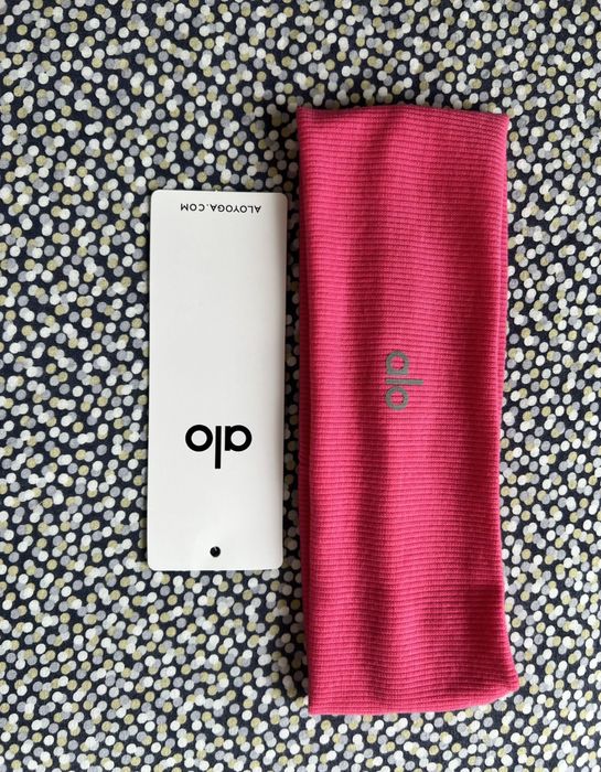 Rozowa opaska na glowe sportowa alo yoga