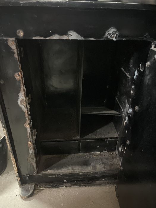 Cofre preto de ferro 80x60