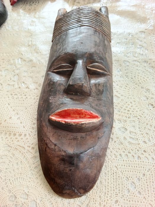 Маска з дерева. Розмір 30 на 9 см.