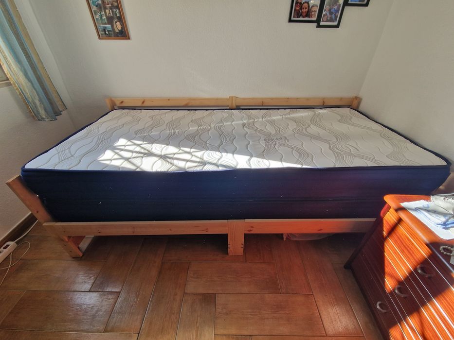 Cama de madeira e dois colchões