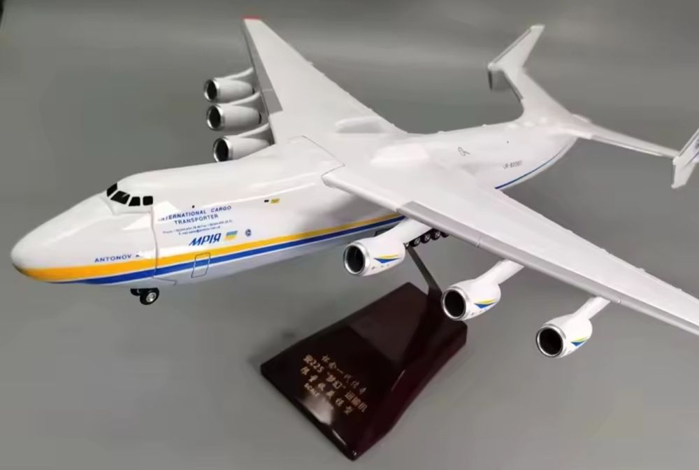 Модель літака Ан-225 "Мрія". Масштаб 1:400.