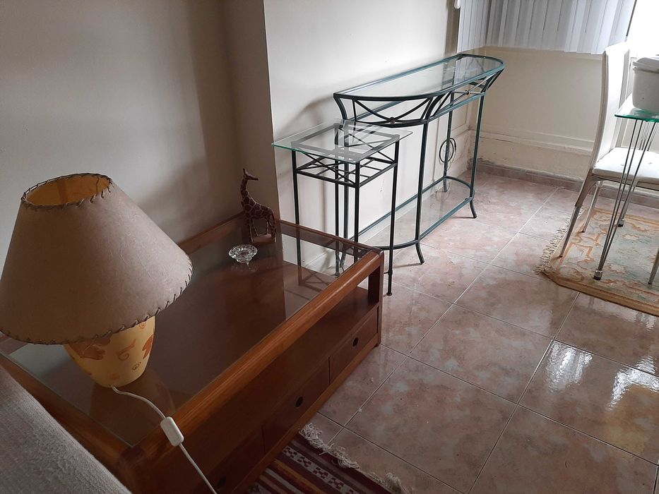 credência em ferro forjado verde e vidro