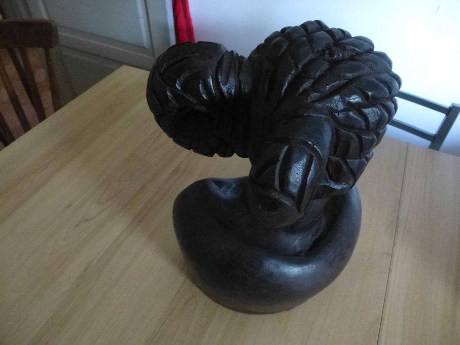 Busto de mulher Africana em Pau Preto