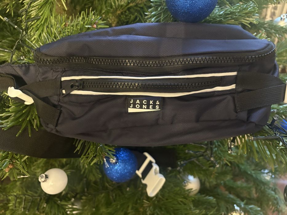 Granatowa nerka Jack & Jones – praktyczna i lekka