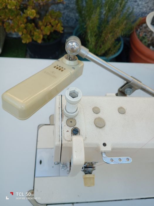 Máquina de costura em muito bom estado.