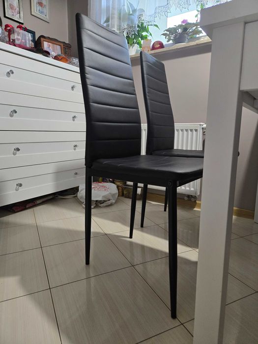 Krzesła czarne tapicerowane
