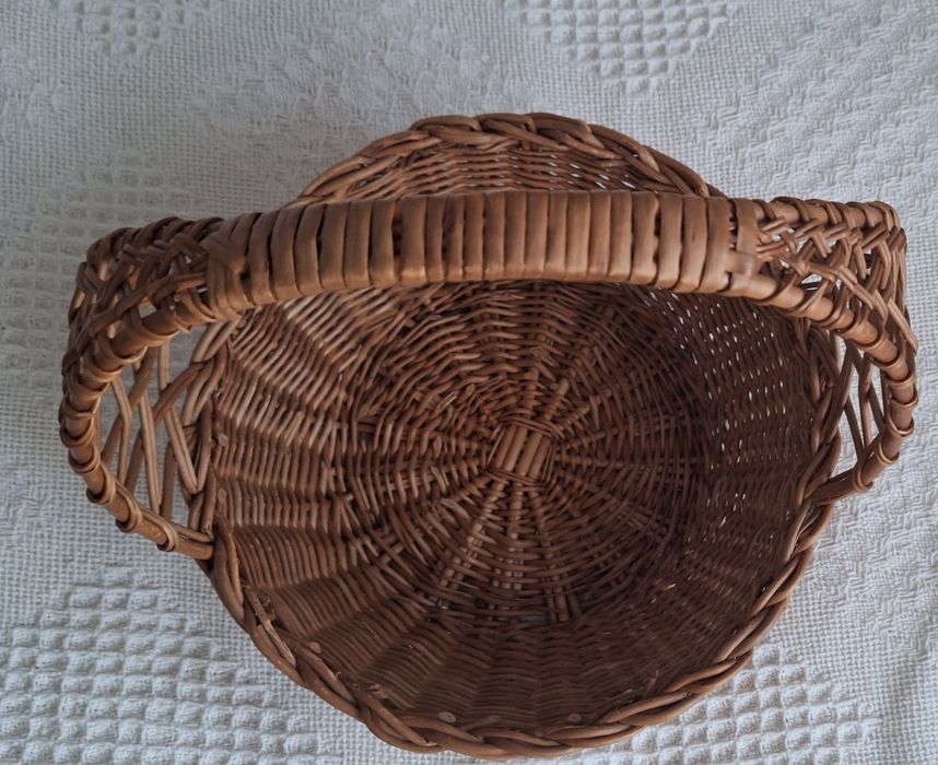 Koszyk wiklinowy.