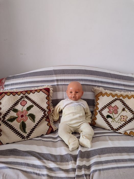 Boneco de bebé antigo de borracha.