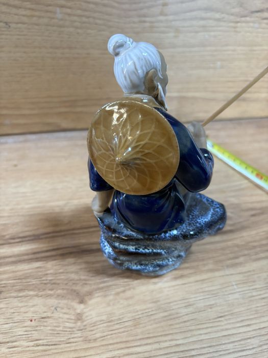 Figurka ceramiczna .