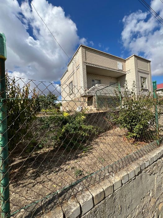 Продаётся дом у озера, пригород Черноморска.