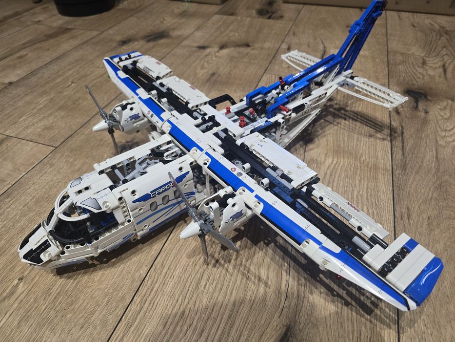 Lego 42025 - samolot transportowy