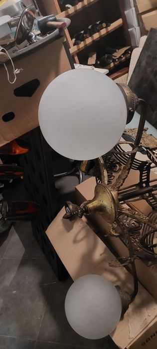 Candeeiro antigo em bronze e globos de vidro, de tecto