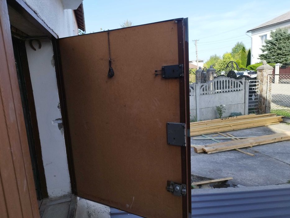 Продаються гаражні ворота розміром 291 на 191 см.