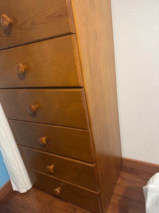 Mobília de quarto de madeira maciça em bom estado