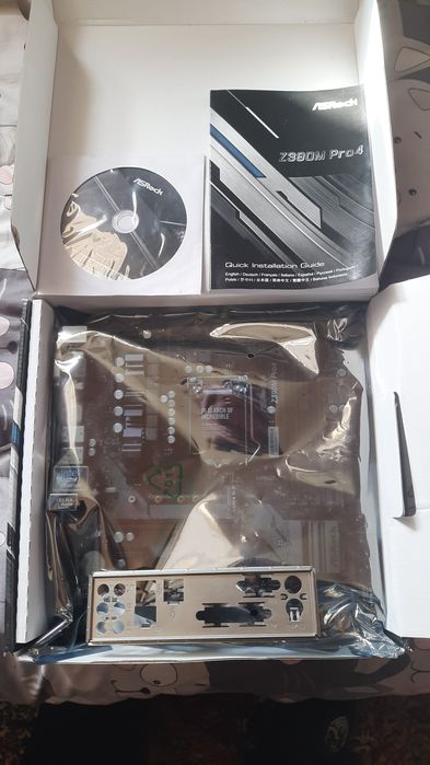 ASRock Z390M Pro4 (LGA 1151-v2) — Повний комплект, дефект сокета