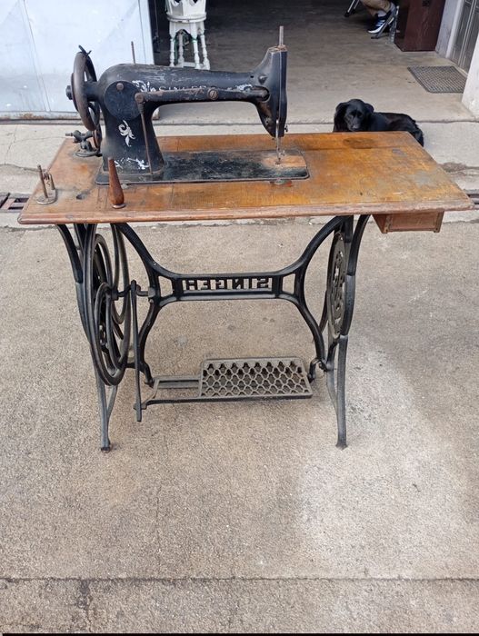 Vendo esta máquina de costura a trabalhar muito bem