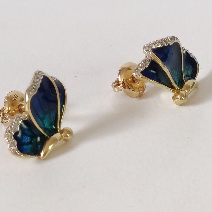 Złote kolczyki w kształcie Motyli