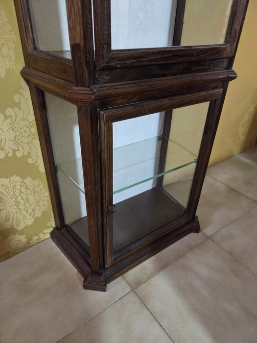 Oratório,  vitrine em castanho