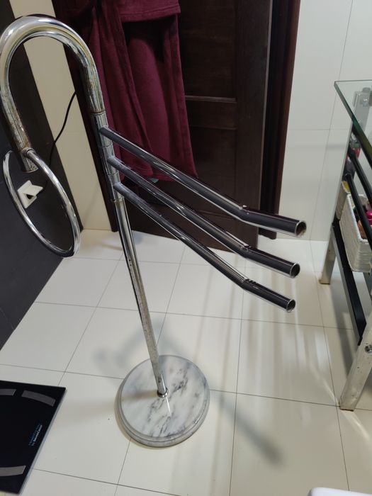 Toalheiro de pé alto base mármore