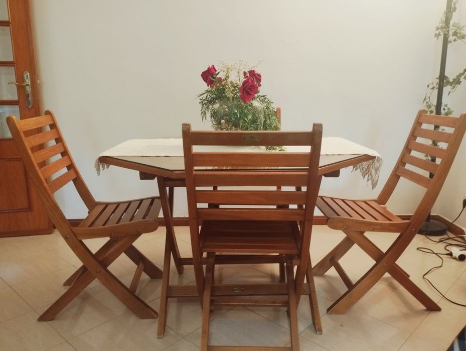 Conjunto mesa sala de jantar ou jardim em madeira maçica + 4 cadeiras