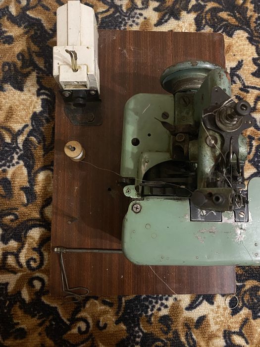 Продам оверлок радянський