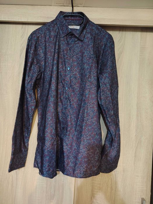 Koszula męska z długim rękawem.