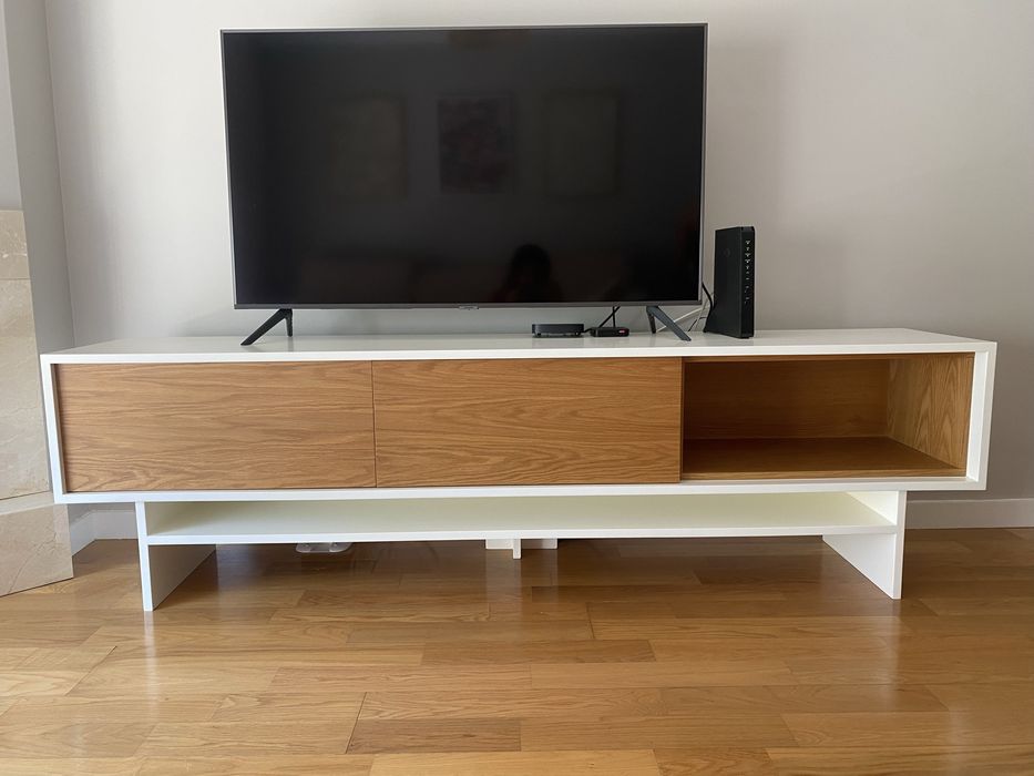 Movel de TV em carvalho mel e lacado a branco