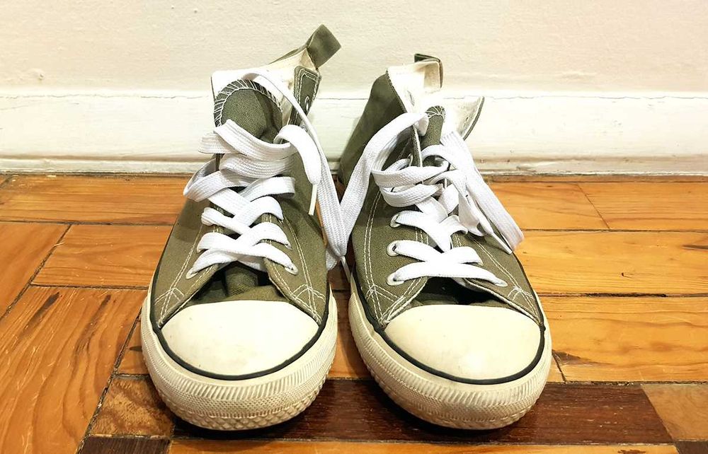 Par de ténis de lona Atmosphere verde cáqui
