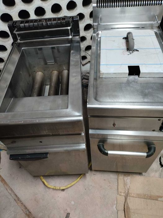 duas fritadeiras a gás industriais