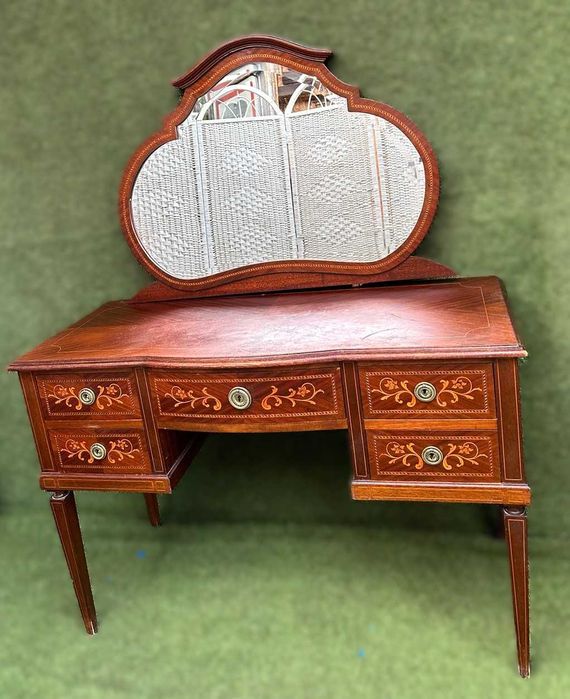 Toucador antigo, em perfeito estado, medidas sem espelho; 46X77X113 cm