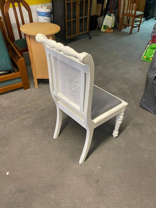 4 E Cadeiras costas em palhinha e estofo em tecido impermeabilizado