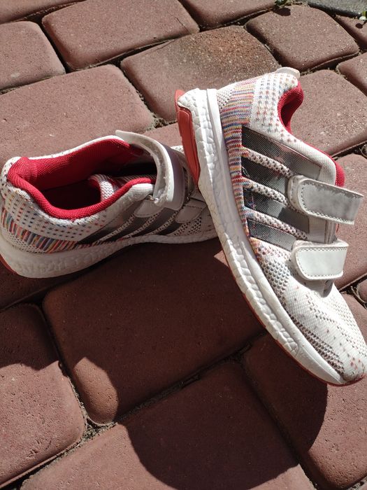 Buty adidasy z materiału zapinane na rzepy , bardzo wygodne