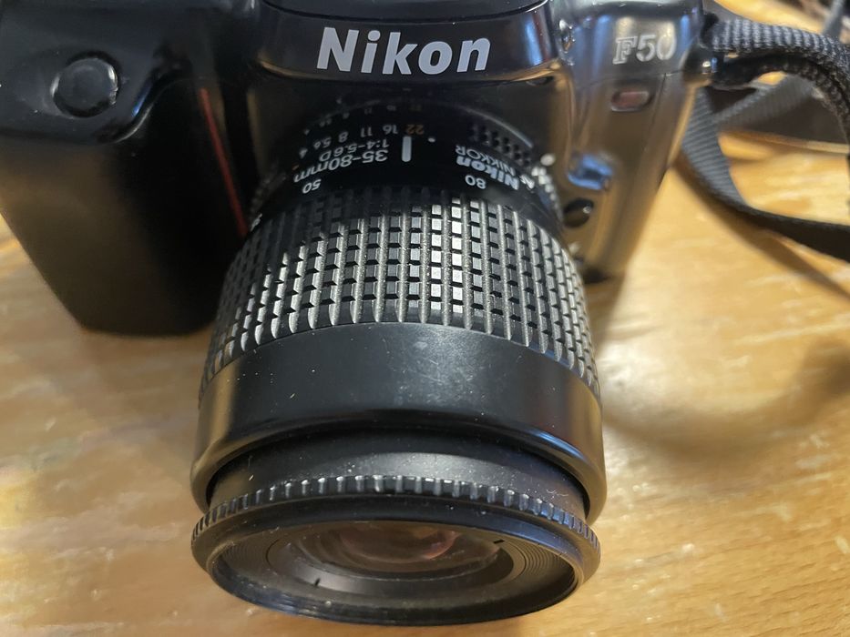 Nikon F50 com lente